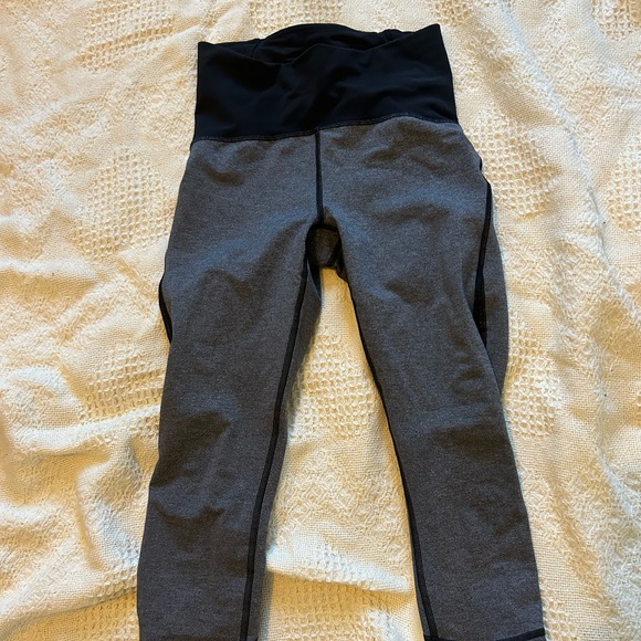 Lululemon women’s size 4 cropped leggings black and gray - Picture 2 of 6